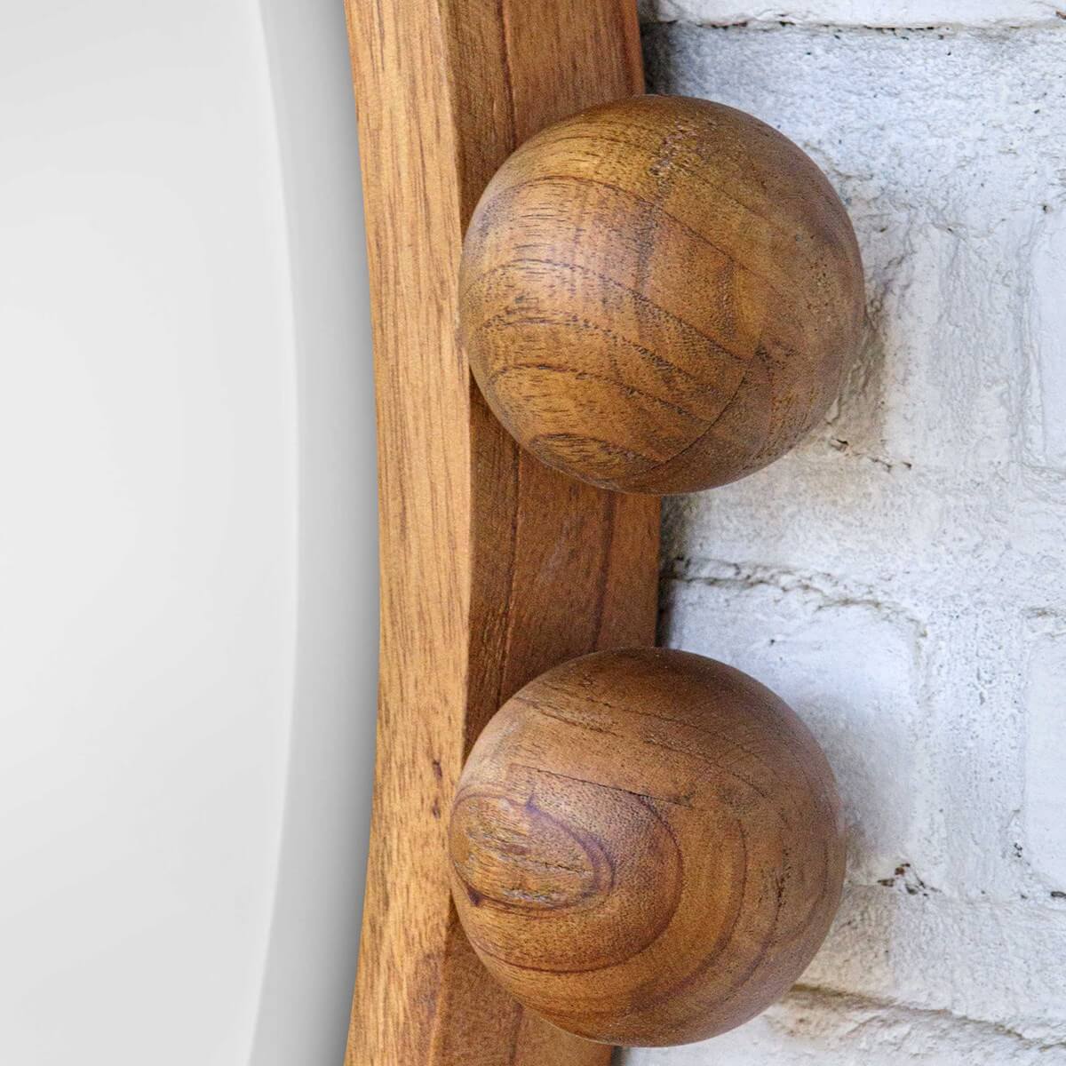 Cyra mirror in walnut - detail view